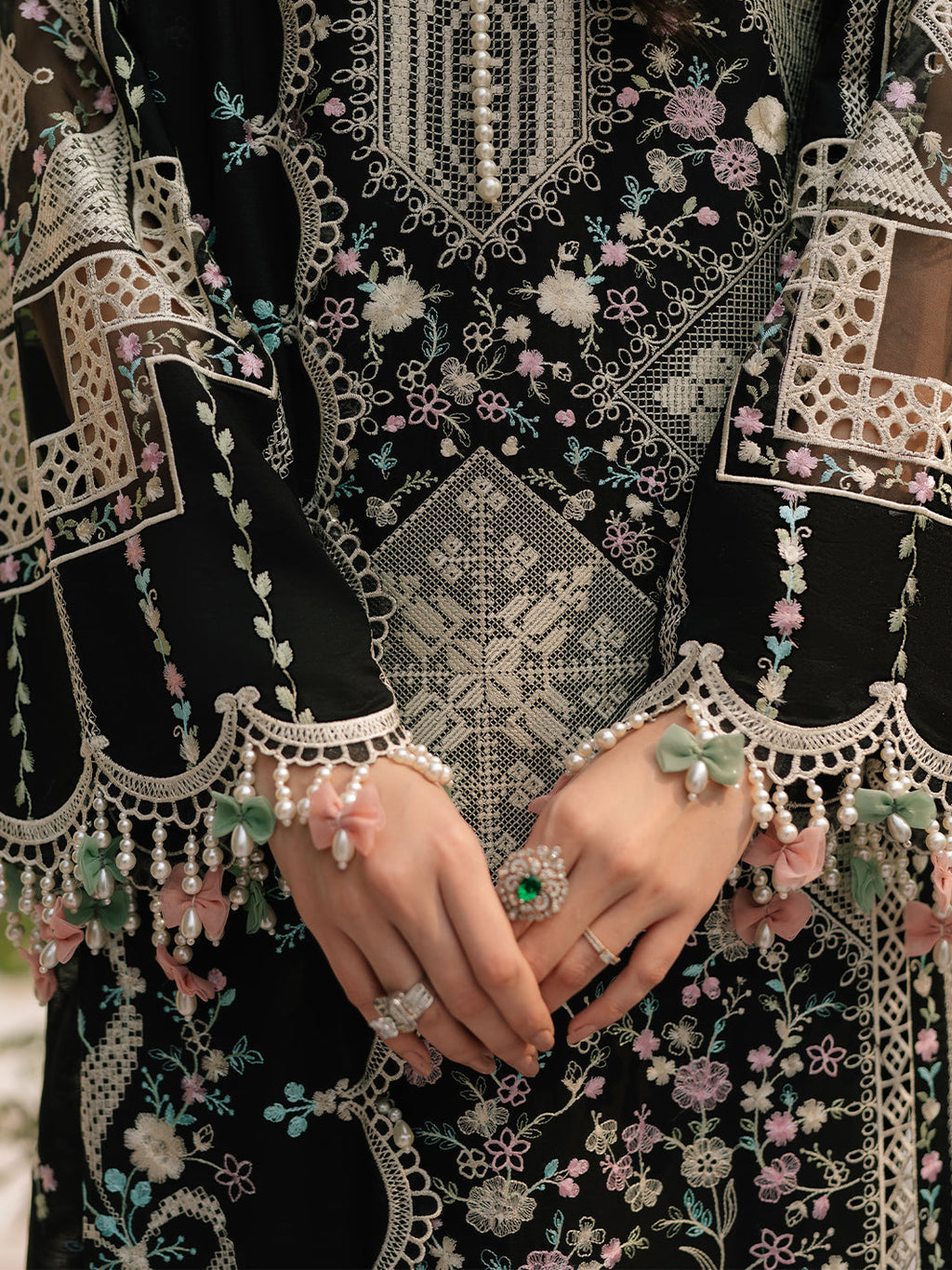 BIN ILYAS-HEAVY EMBROIDERED LAWN 3pc (SL-1222)