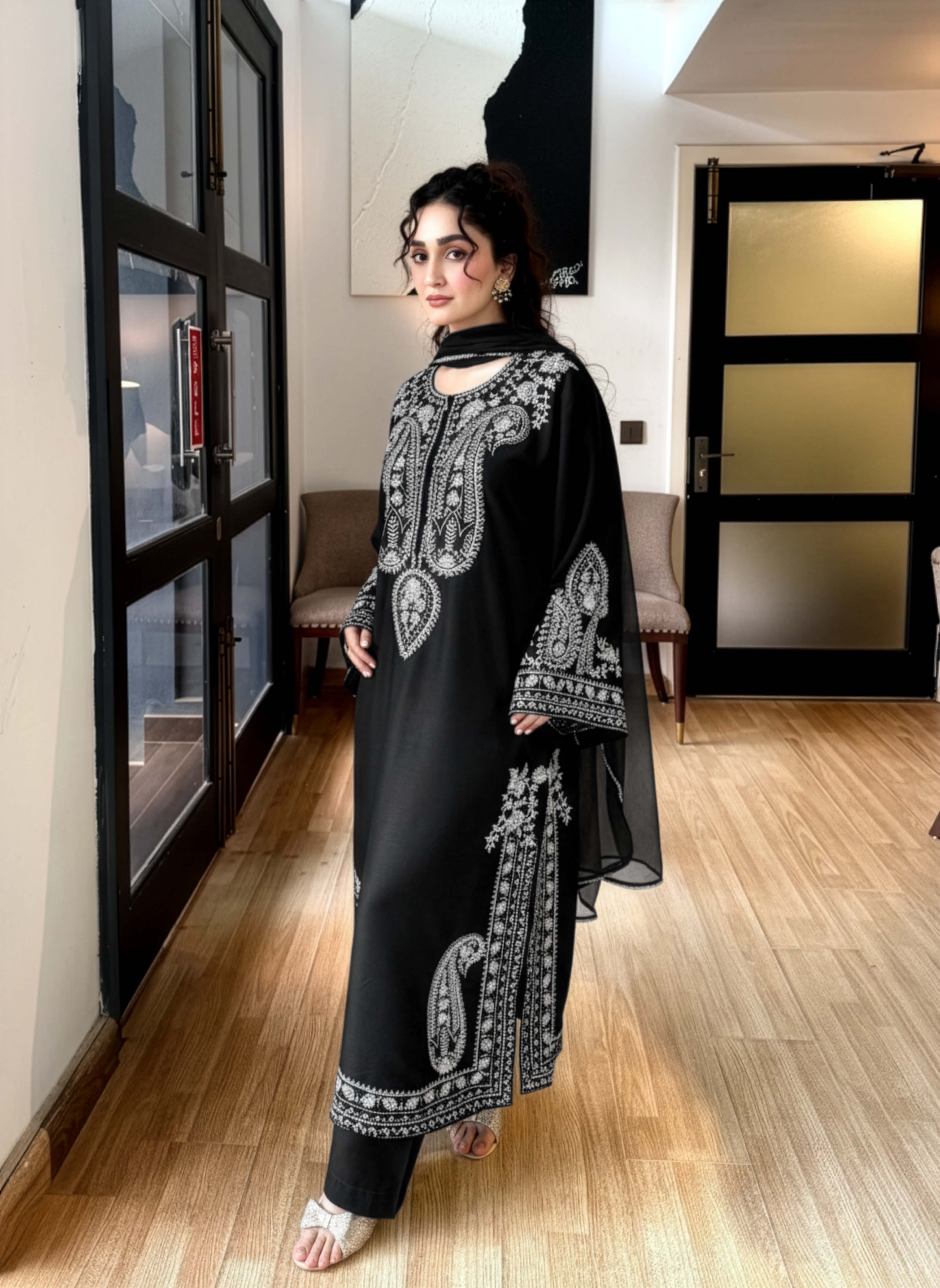ZARNAB-EMBROIDERED LAWN UNSTICHED 3pc (SL-8081)
